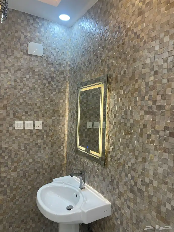 شقة دور ارضي واسعة ومستقلة بالقرب من كوبري مطار ابها 24