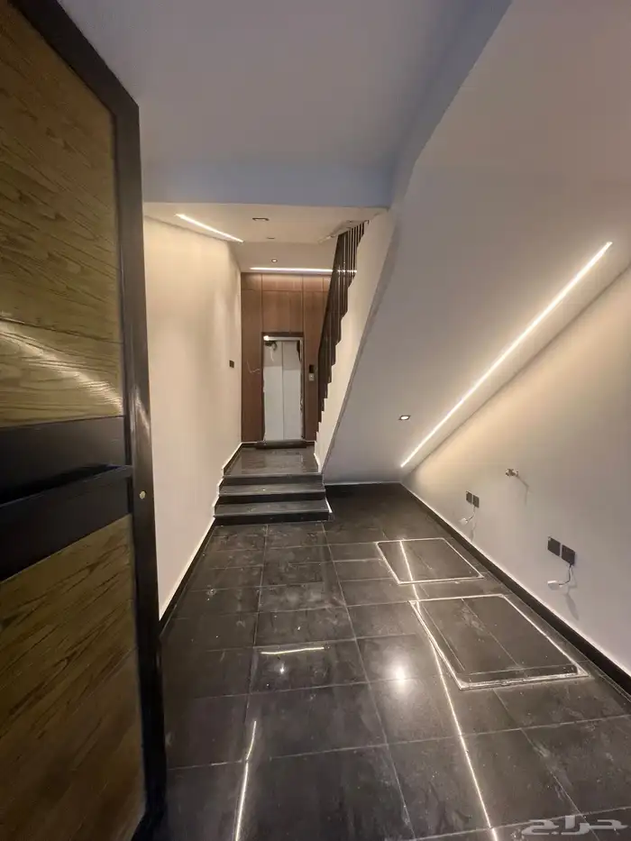 للبيع شقة علوية مساحة كبيرة وسطح خاص وسط الخدمات حي الراقي 2