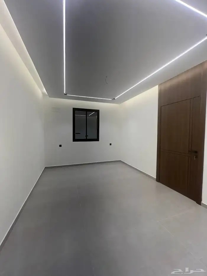 للبيع شقة علوية مساحة كبيرة وسطح خاص وسط الخدمات حي الراقي 7