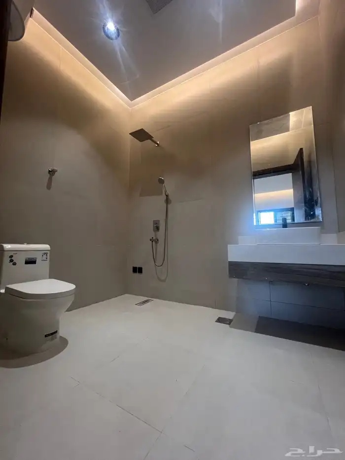 للبيع شقق ارضية وعلوية مع ملحق و سطح خاص حي الحسام 16