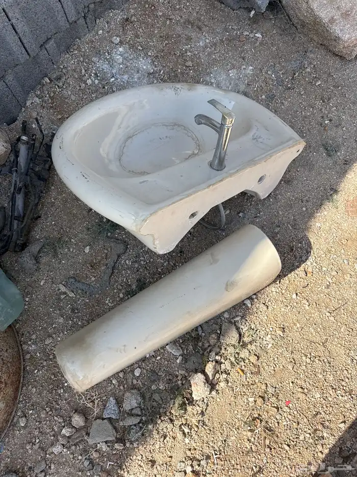 اخل المخيمات يوجد مغسلة متنقله وادوات للمخيم 1