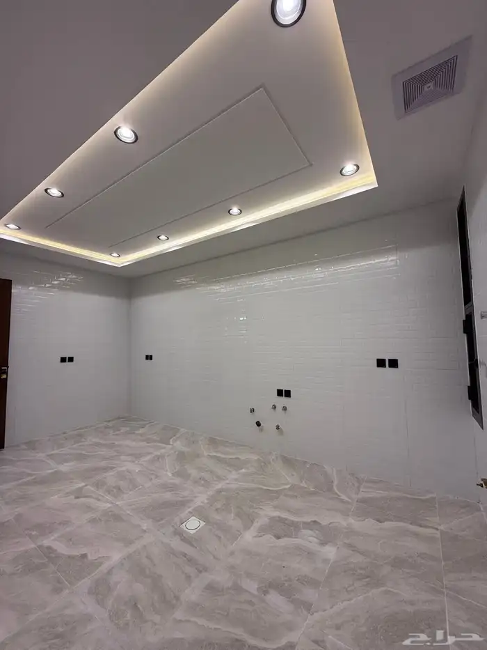 للبيع شقة 6 غرف بأبها بسطح مطل ومصعد خاص داخل الشقة للسطح 25