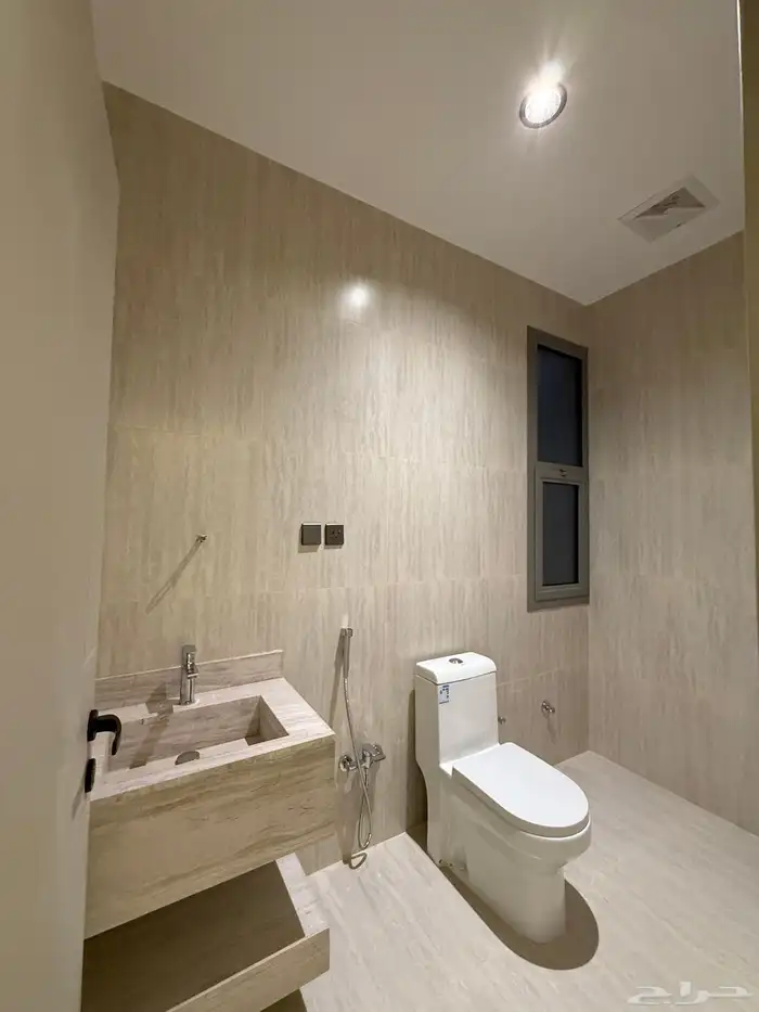 متبقي شقة للبيع بسعر 470الف بحي المصيف قرب نادي ضمك وباحص 32