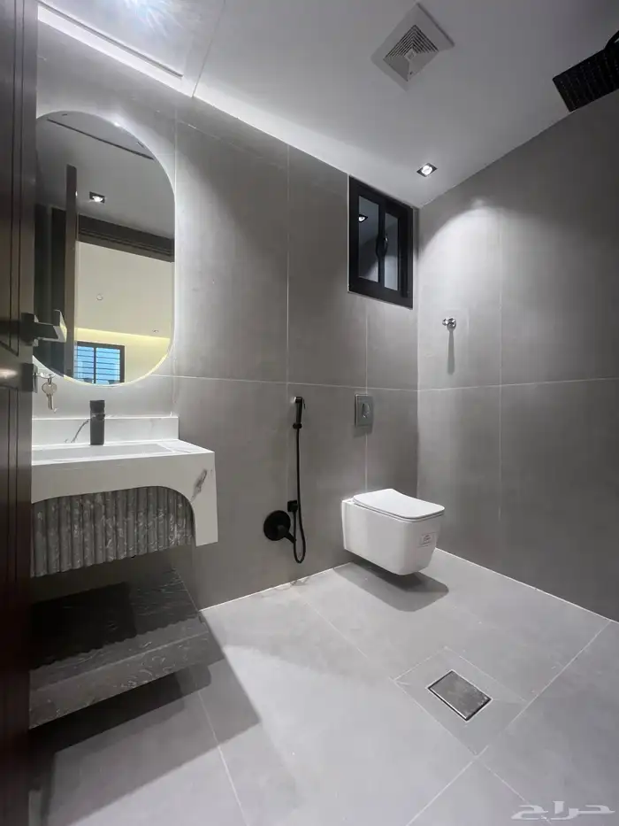 للبيع شقة علوية مساحة كبيرة وسطح خاص وسط الخدمات حي الراقي 17