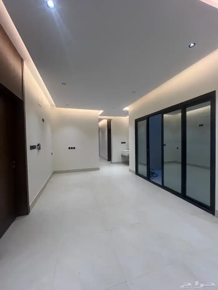 للبيع شقق ارضية وعلوية مع ملحق و سطح خاص حي الحسام 8