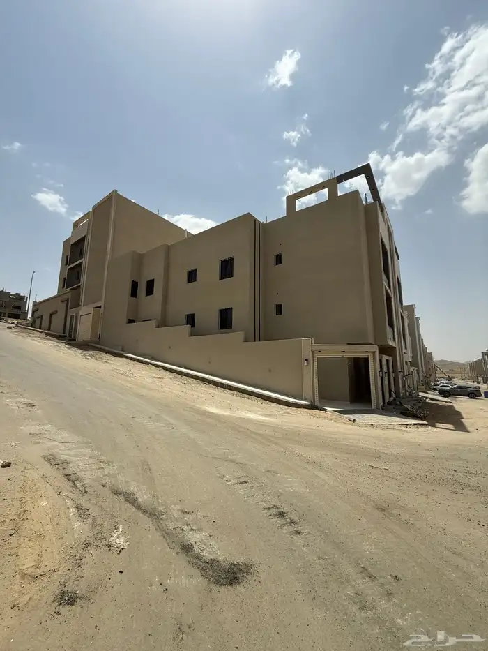 للبيع دور ارضي علي شارعين وشقق علويه بسطح خاص المحاله ابها 3