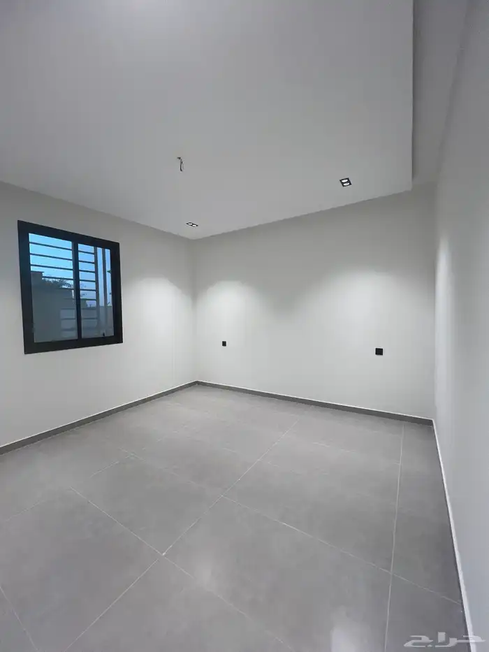 للبيع شقة علوية مساحة كبيرة وسطح خاص وسط الخدمات حي الراقي 16