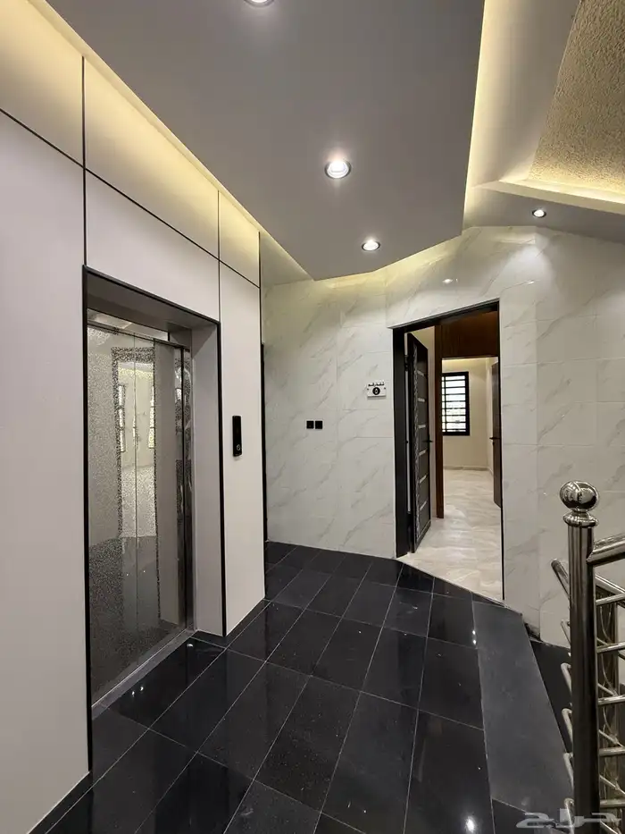 للبيع شقة 6 غرف بأبها بسطح مطل ومصعد خاص داخل الشقة للسطح 2