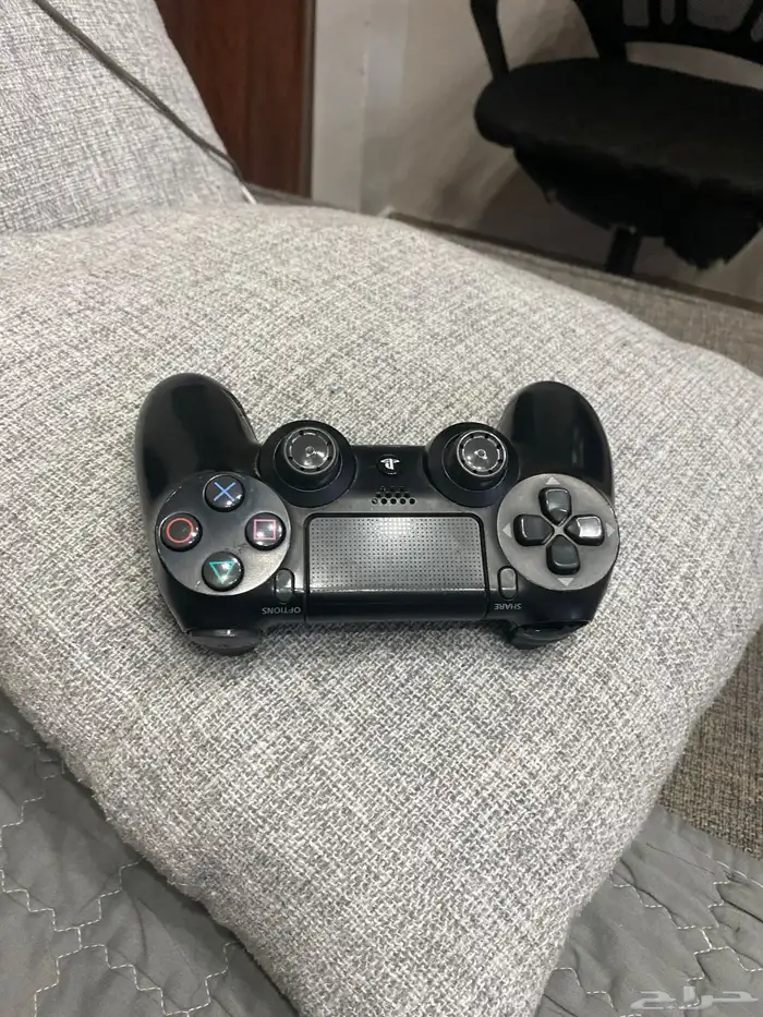 يد سوني فور ماتشتغل اعتقد أنها البطاريه وL1 مفكوك وضاع 2