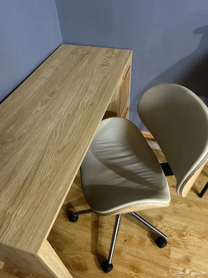 مكتب خشبي مع كرسي دوار 1