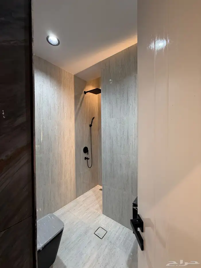 للبيع شقة 6 غرف بسطح خاص موقع ممتاز بالراقي بسعر 500 الف 32