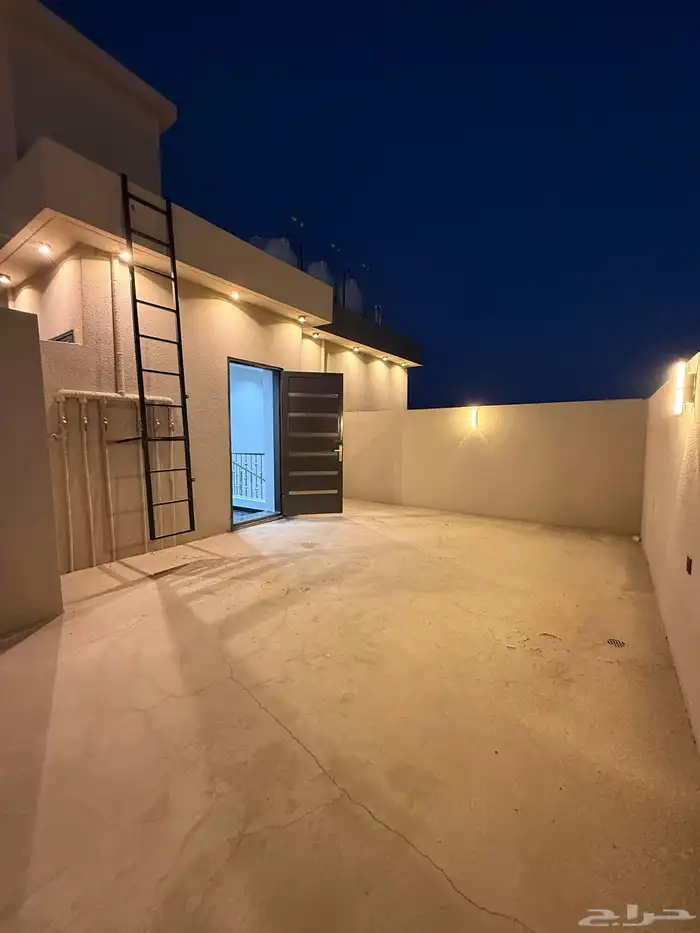 للبيع شقة 6 غرف بسطح خاص موقع ممتاز بالراقي بسعر 500 الف 42