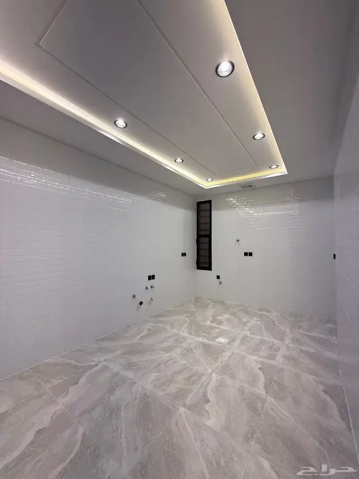 للبيع شقة 6 غرف بأبها بسطح مطل ومصعد خاص داخل الشقة للسطح 23