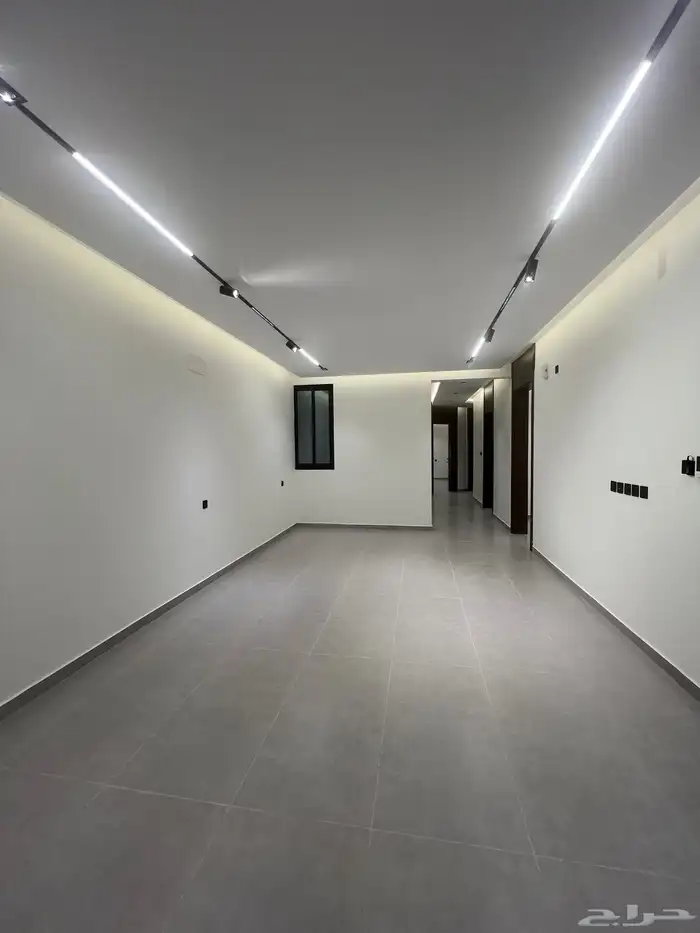 للبيع شقة علوية مساحة كبيرة وسطح خاص وسط الخدمات حي الراقي 9