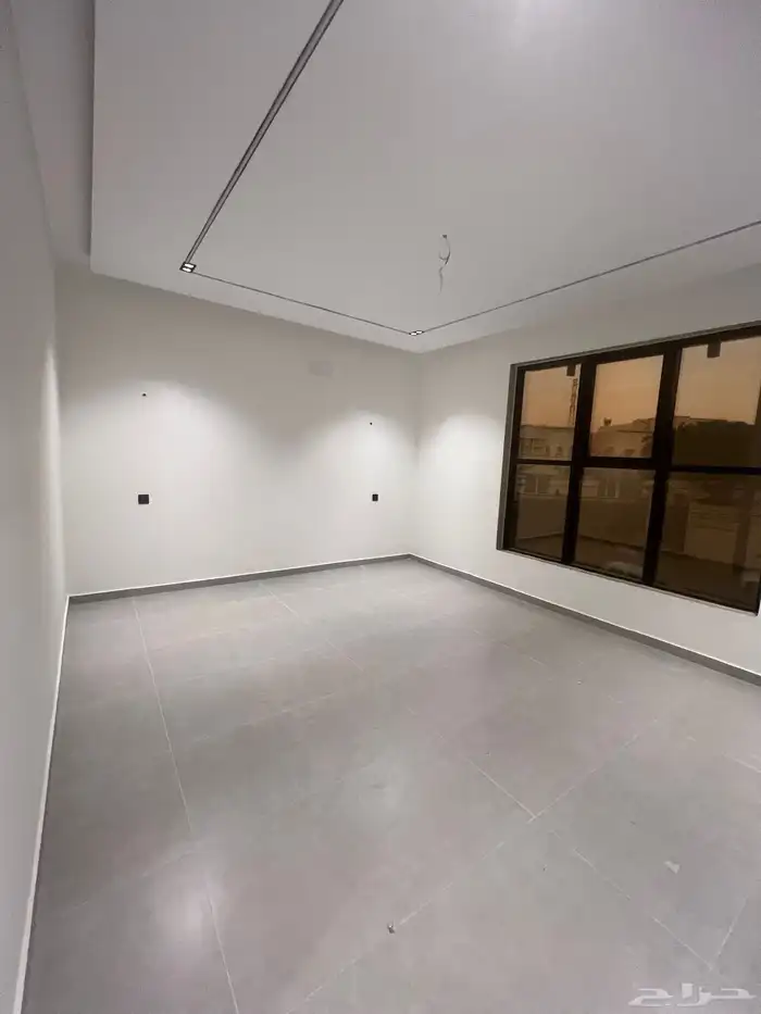 للبيع شقة علوية مساحة كبيرة وسطح خاص وسط الخدمات حي الراقي 5