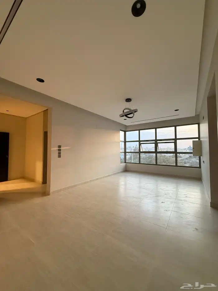 متبقي شقة للبيع بسعر 470الف بحي المصيف قرب نادي ضمك وباحص 0