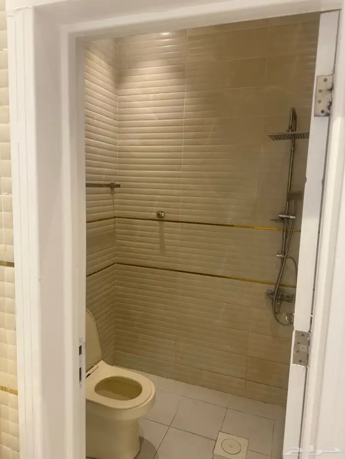 فيلا درج داخلى للإيجار بحى الخليج شرق شارع سلمان الفارسي 11