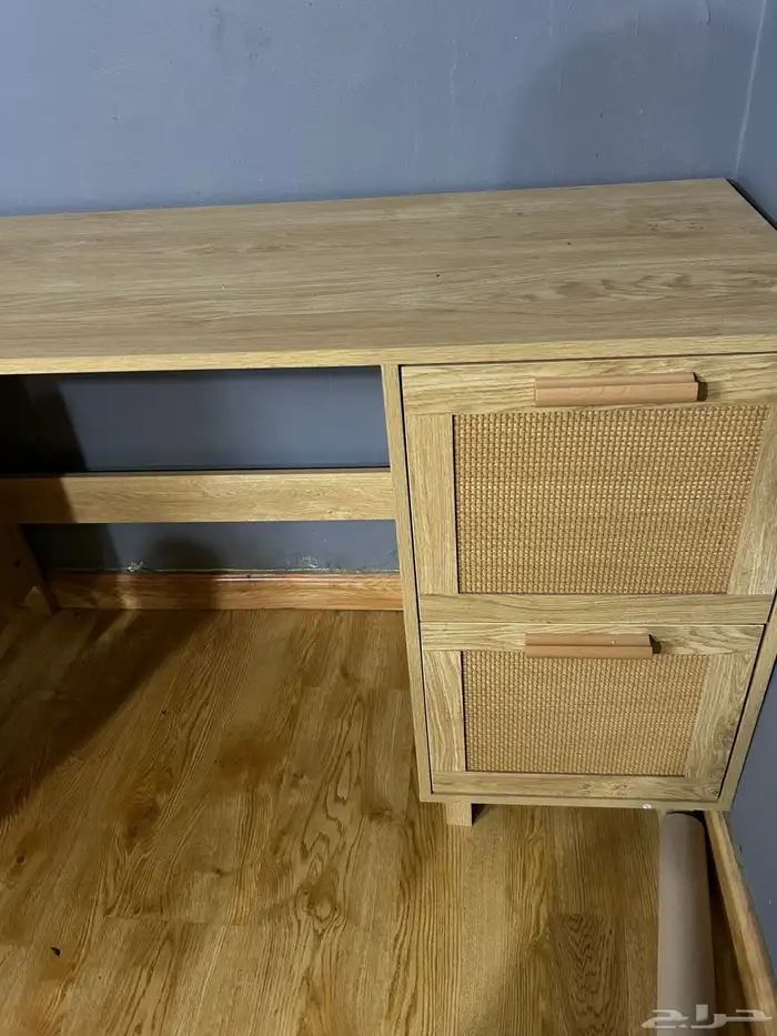 مكتب خشبي مع كرسي دوار 2