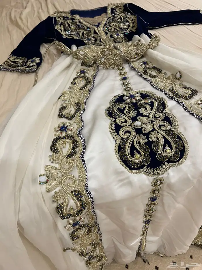 قفطان قطيفه من فوق وتحت حرير وشيفون مطرز بفصوص فخمه جدا 1