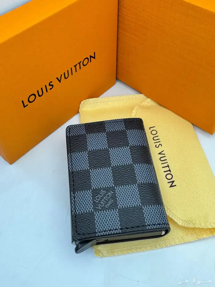 توفرت محافظ لويس فيتون 8