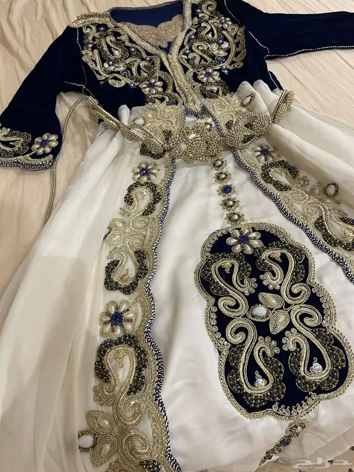 قفطان قطيفه من فوق وتحت حرير وشيفون مطرز بفصوص فخمه جدا 3