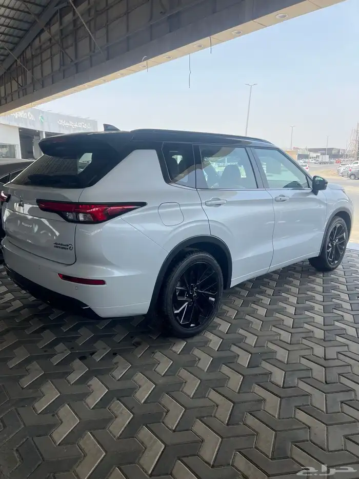 ميتسوبيشي اوتلاندر فل كامل بلاك سام 2025 1