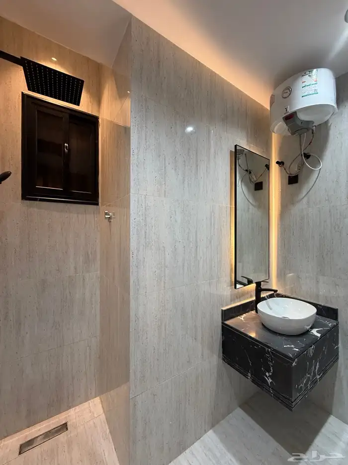 للبيع شقة 6 غرف بسطح خاص موقع ممتاز بالراقي بسعر 500 الف 34