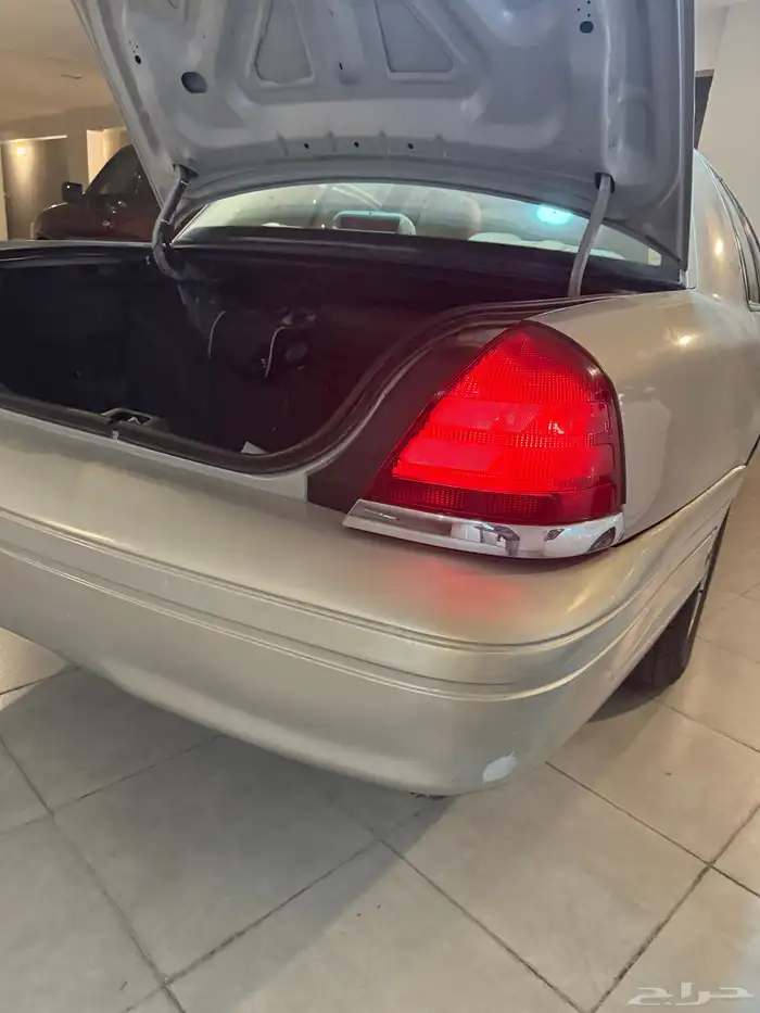 اصطب خلفي يمين فورد كروان فكتوريا نظيف 0