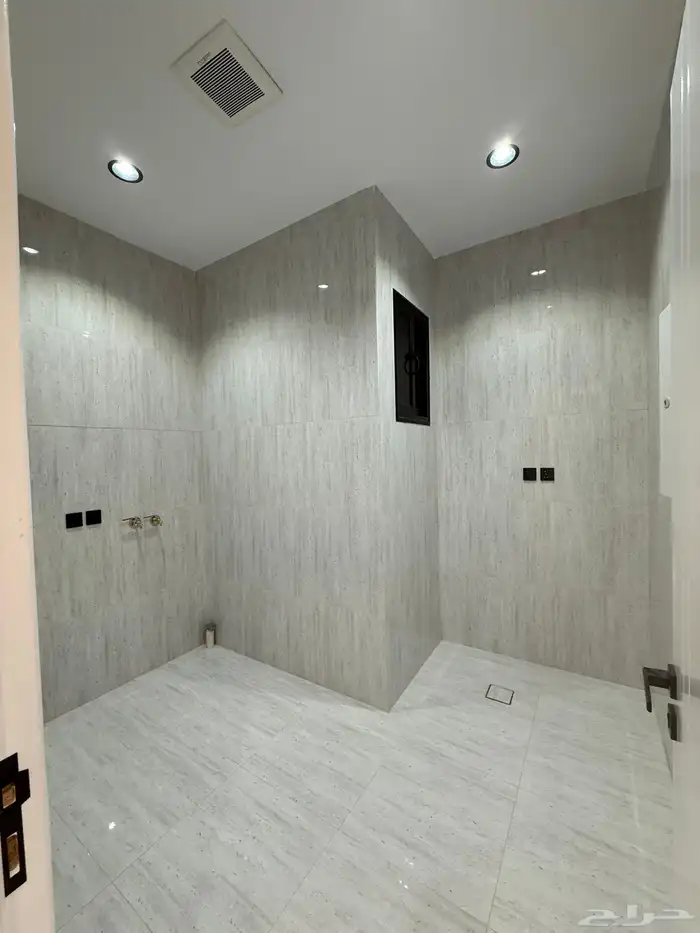 للبيع ادوار علويه بمساحات كبيرة مع اسطح خاصة بالراقي خ مشيط 14