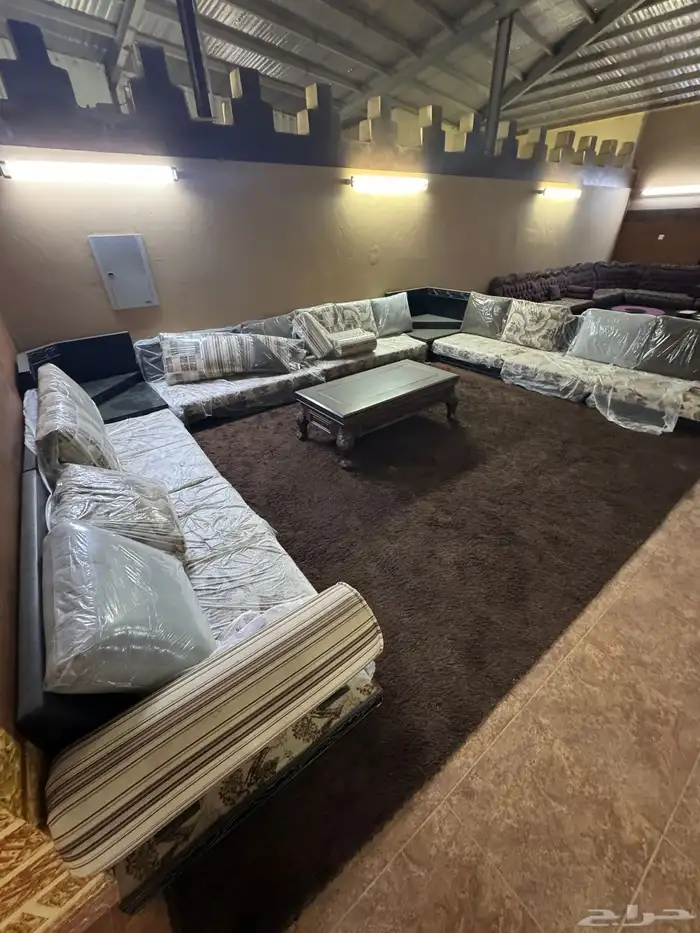 مجلس كنب 3 اطقم مع فرشات وديكور ومرايا 3