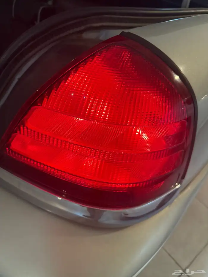 اصطب خلفي يمين فورد كروان فكتوريا نظيف 1