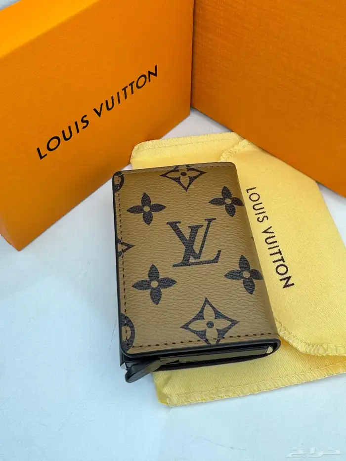 توفرت محافظ لويس فيتون 7