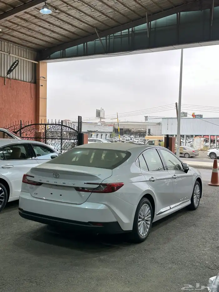 تويوتا كامري 2025 بنزين LE ابيض 4