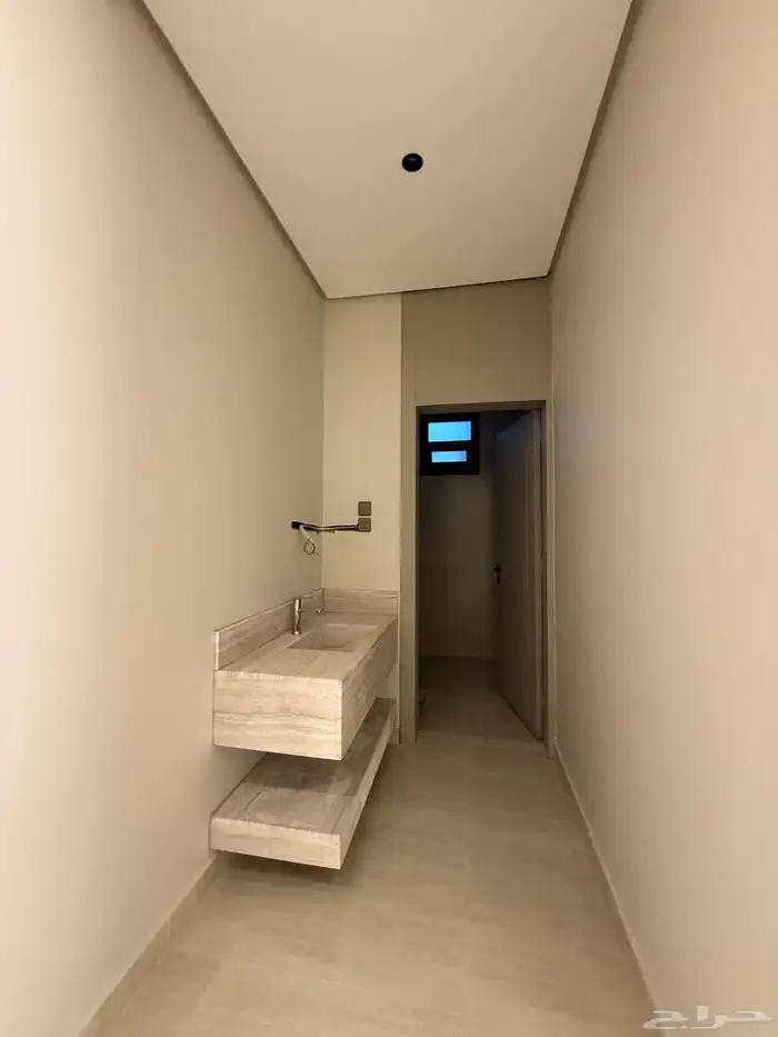 متبقي شقة للبيع بسعر 470الف بحي المصيف قرب نادي ضمك وباحص 24