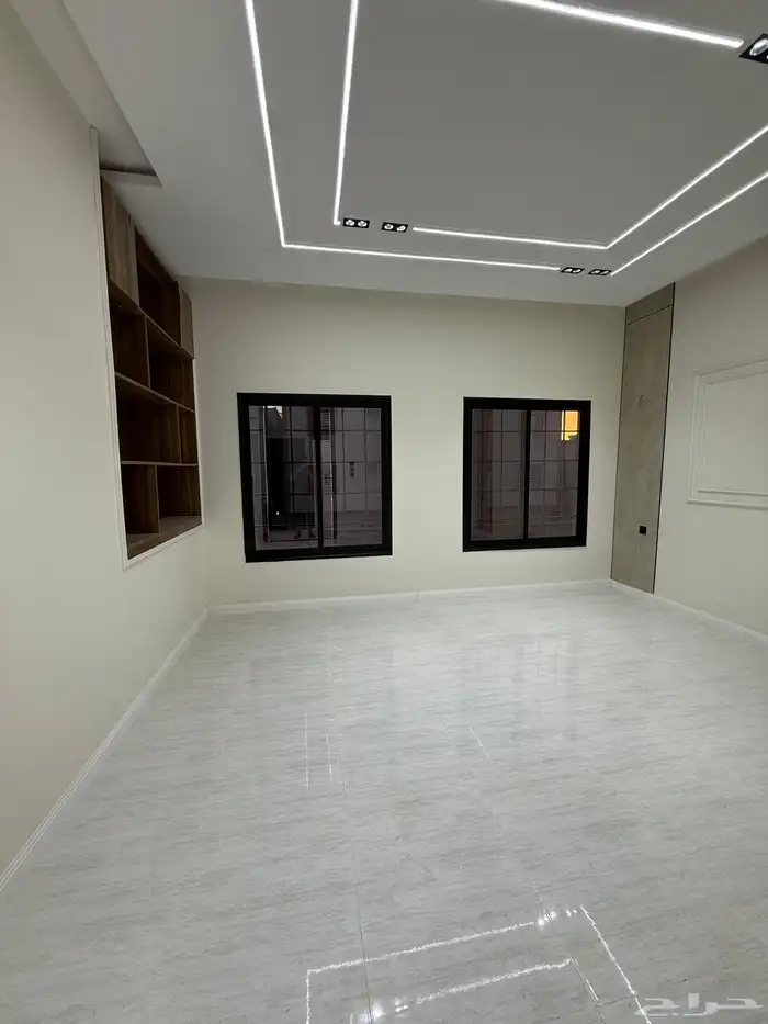 للبيع شقه ارضيه ببايكة سيارة وشقه علويه ف حي الموسي 26