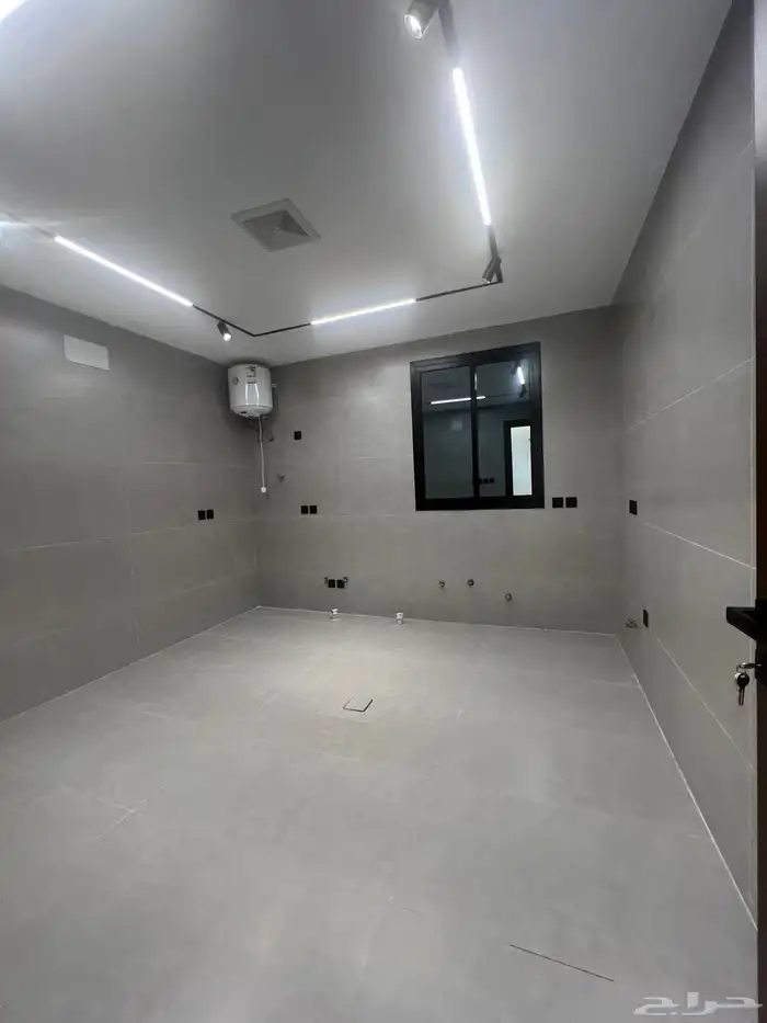 للبيع شقة علوية مساحة كبيرة وسطح خاص وسط الخدمات حي الراقي 10