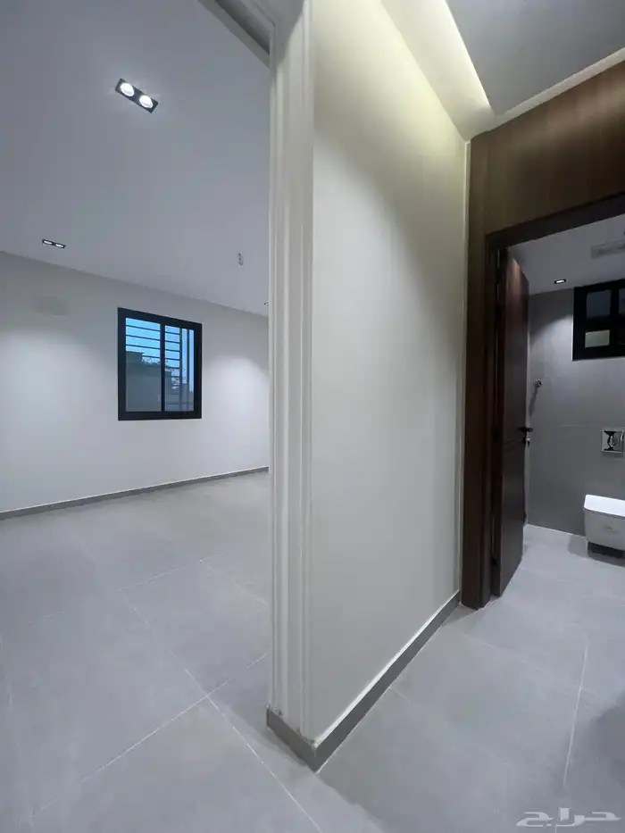 للبيع شقة علوية مساحة كبيرة وسطح خاص وسط الخدمات حي الراقي 14