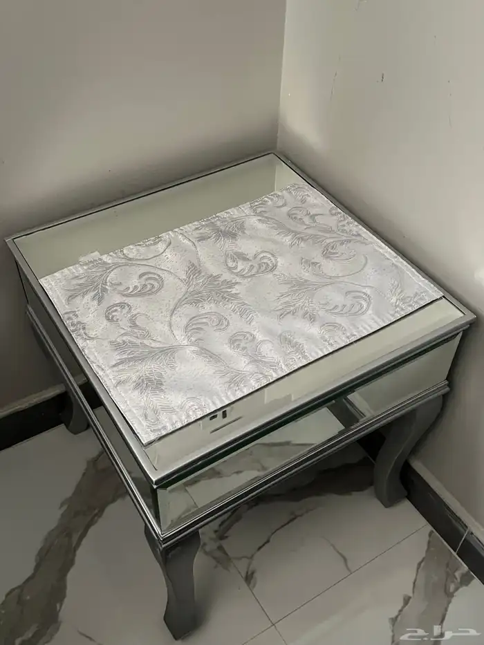 طاوله كبيره وأربع خدمه و طاولتين زاويه وطاولة شاشه 3