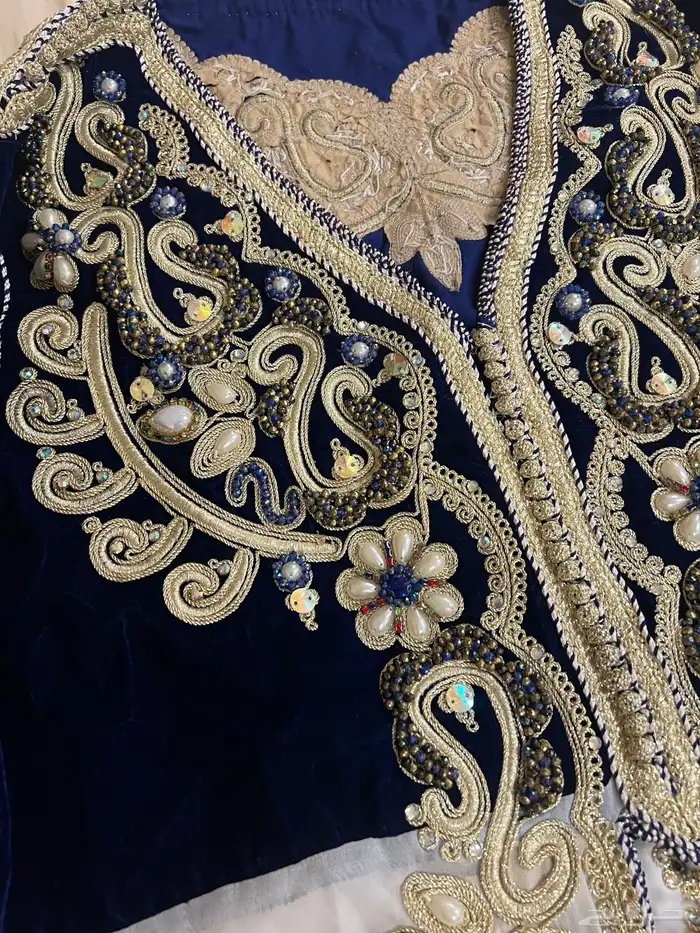 قفطان قطيفه من فوق وتحت حرير وشيفون مطرز بفصوص فخمه جدا 2