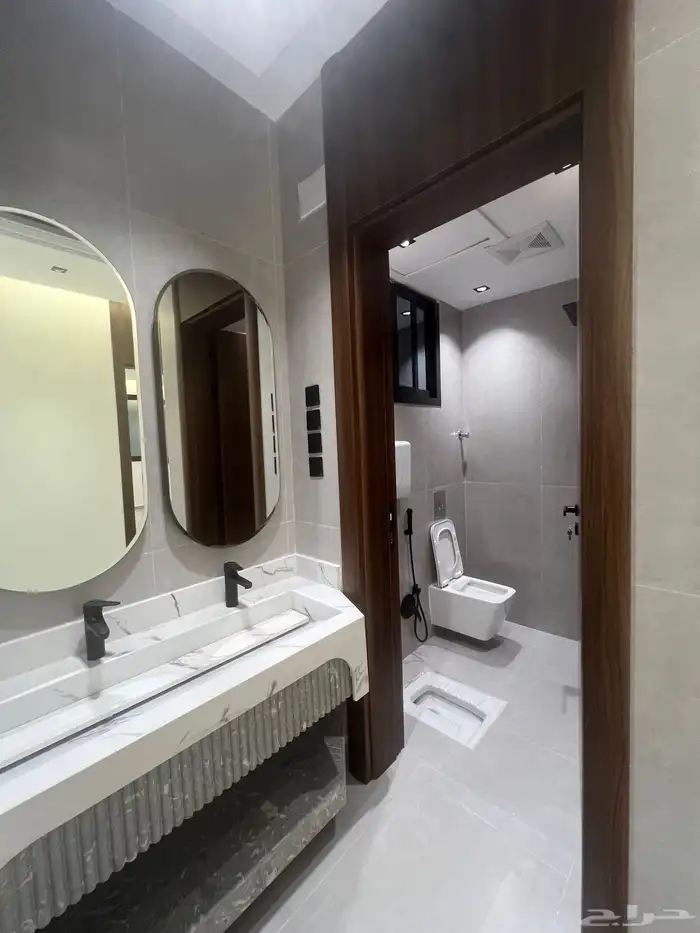 للبيع شقة علوية مساحة كبيرة وسطح خاص وسط الخدمات حي الراقي 12