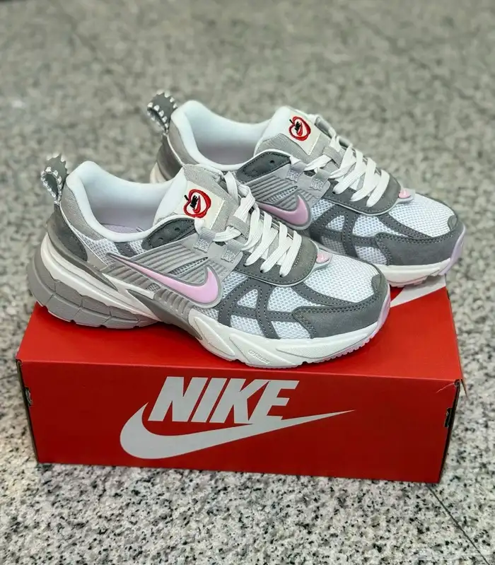 شوزات واحذيه رياضية وشنط ماستر صناعه إيطالي 43