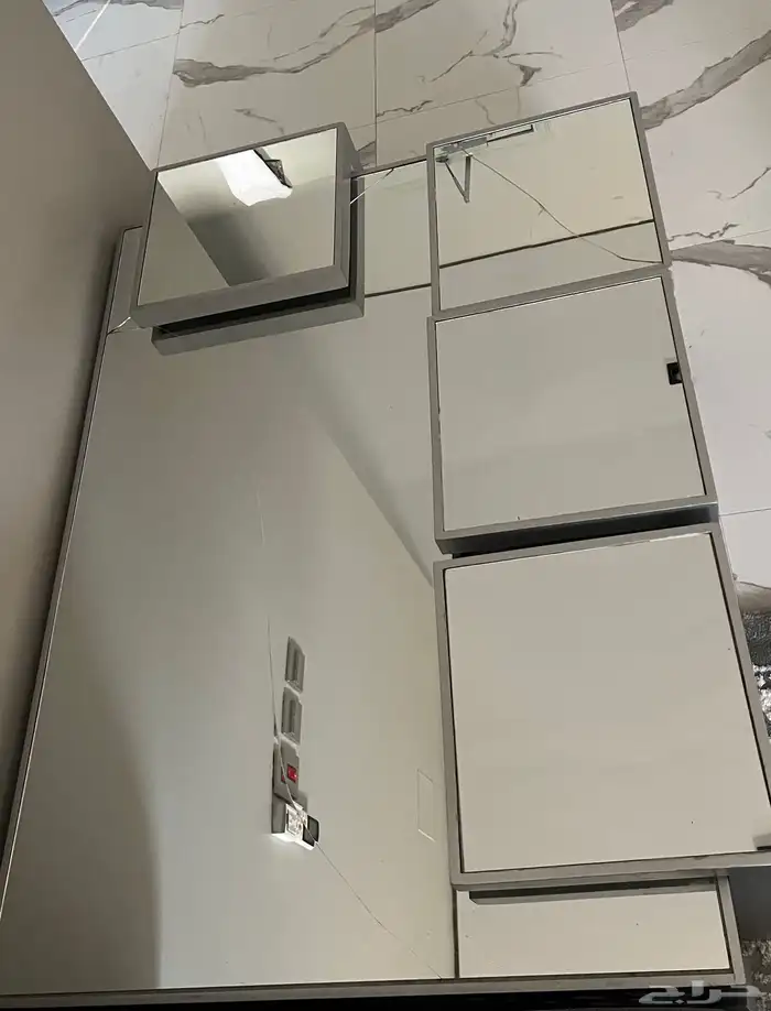 طاوله كبيره وأربع خدمه و طاولتين زاويه وطاولة شاشه 0