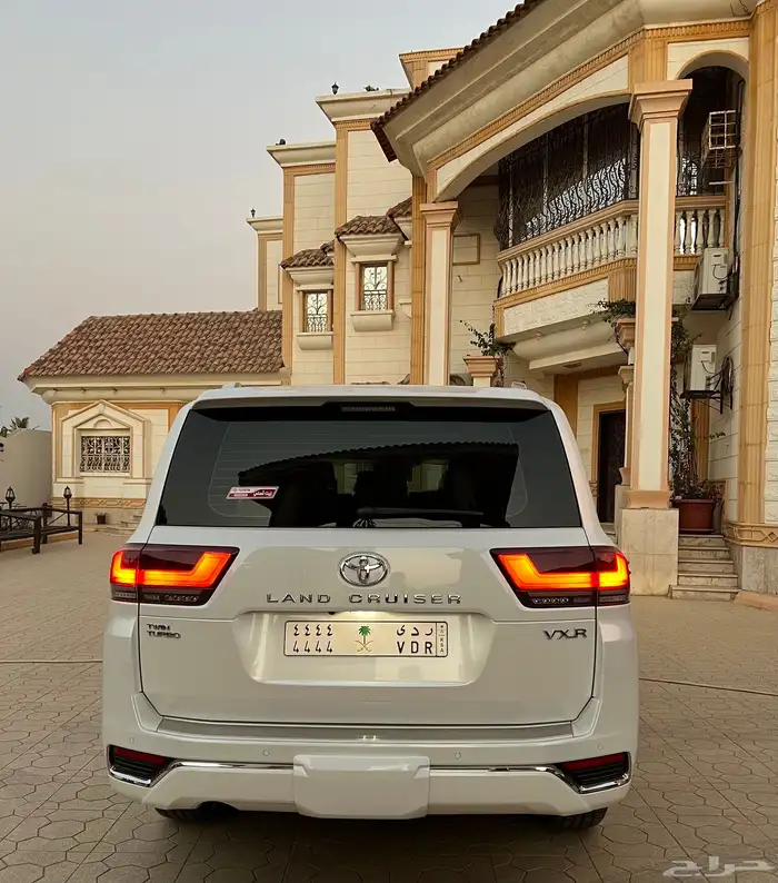 لاندكروزر VXR 2024 سعودي فل كامل أبيض ماسي داخلي أحمر 4