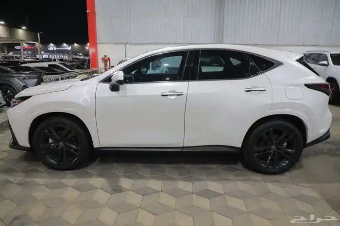 لكزس NX350 بنزين 2024 شبه الجديد 4