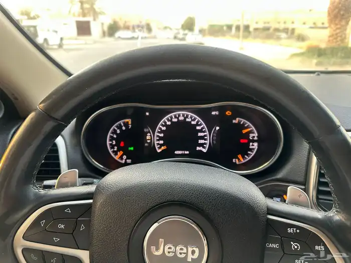 جراند شيروكي 2014 لاريدو 6 سلندر 8