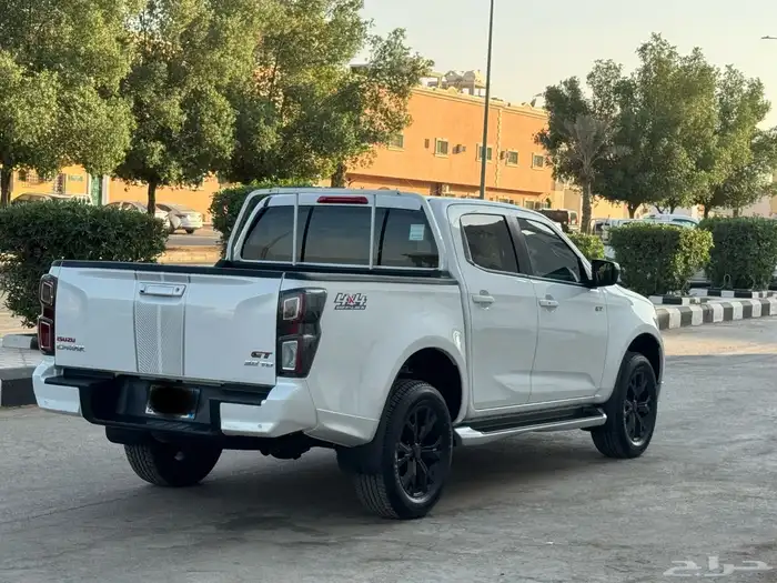 ايسوزو ديماكسGT 2023 نظيف 10