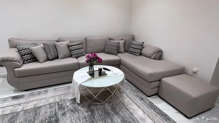 كنب حرف L وطاولات وثرية 0