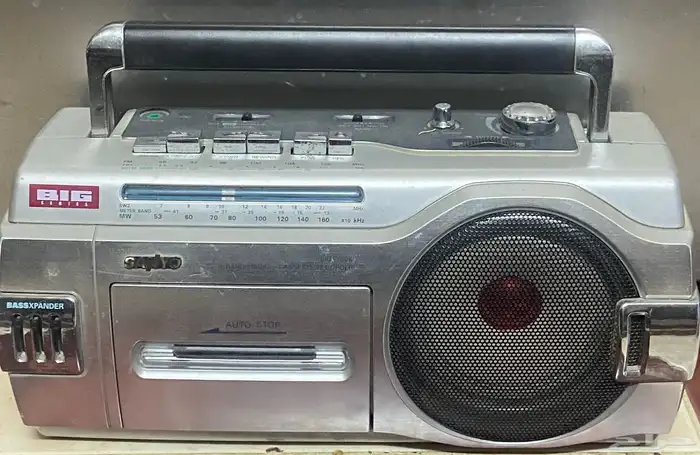 راديو قديم تراث  شغال  ناقصه سلك فقط   للمهتمين لتراث 0