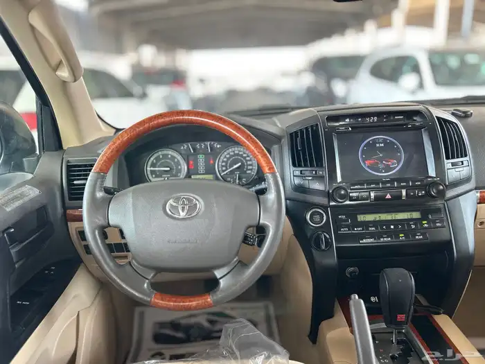 تويوتا  لاندكروزر   2013 6 سلندر 17