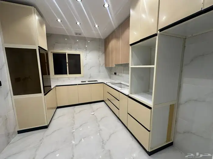 شقه للبيع حي البوادي 4 غرف وصاله وسطح من 440الف 3